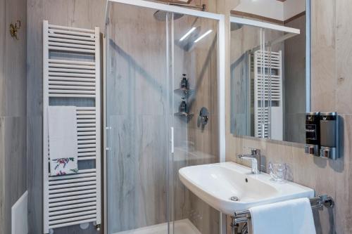 a bathroom with a sink and a shower at Agriturismo Cascina Tavolette in Pralboino