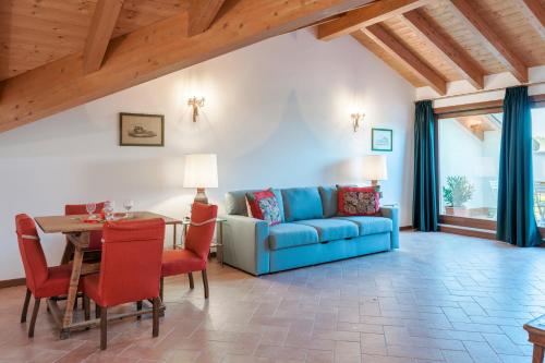 a living room with a blue couch and a table at Agriturismo Cascina Tavolette in Pralboino