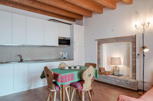 a kitchen with a table and chairs in a room at Agriturismo Cascina Tavolette in Pralboino