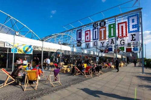 Un grupo de personas sentadas en sillas frente a un edificio. en Opéra Suite&Spa, en Nantes
