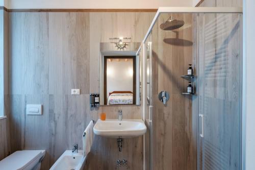 a bathroom with a sink and a mirror at Agriturismo Cascina Tavolette in Pralboino