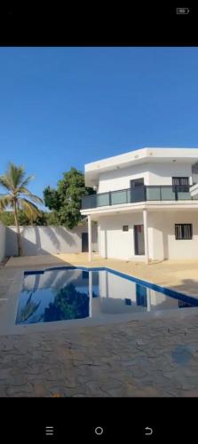 Piscina a las olas ngaparou o a prop