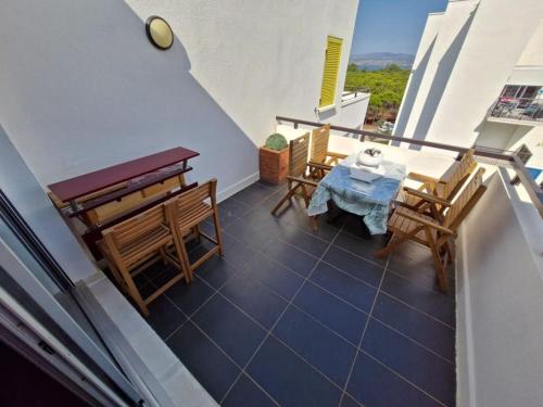 d'un balcon avec une table et un banc. dans l'établissement Appartement le Barcares vue mer, au Barcarès