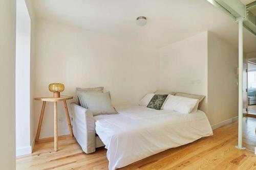 Modern Flat with large garden and terrace right next Estrela Park
