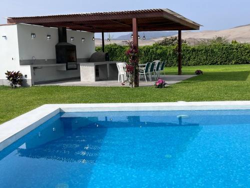 a swimming pool in a yard with a gazebo at Casa de Campo VIP San Andrés in San Andrés