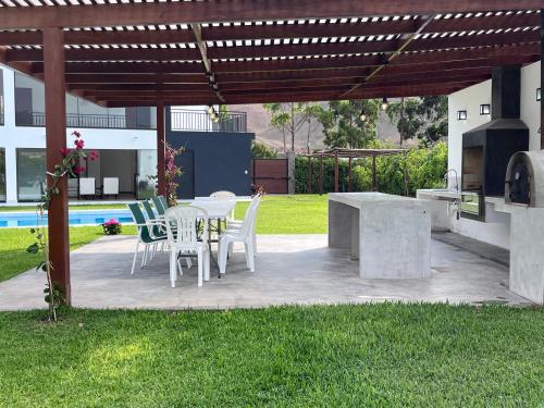 a patio with a table and chairs and a grill at Casa de Campo VIP San Andrés in San Andrés