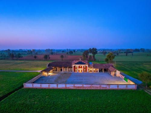 an aerial view of a large house in a field at Agriturismo Cascina Tavolette in Pralboino