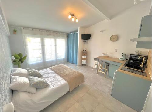 Kuchyň nebo kuchyňský kout v ubytování La loge de Gustave, studio avec wifi et une place de parking privatif