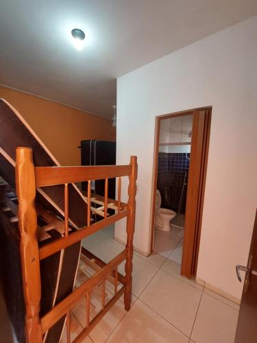 een kamer met een trap en een badkamer met een toilet bij Casabelamare Itanhaém in Itanhaém