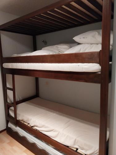 a couple of bunk beds in a room at Praloup 1600 in Uvernet-Fours