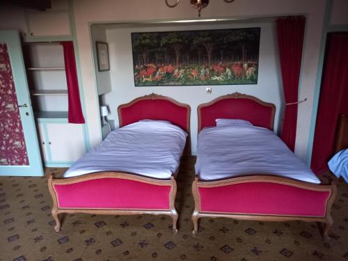 Giường trong phòng chung tại Manoir de Tromcourt
