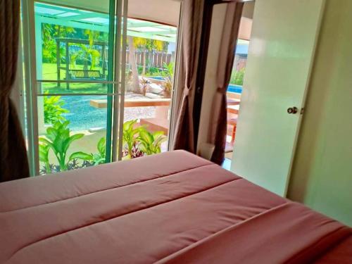 una camera da letto con un letto e vista su un balcone di Nicha Pool Villa by Nichahome a Hua Hin