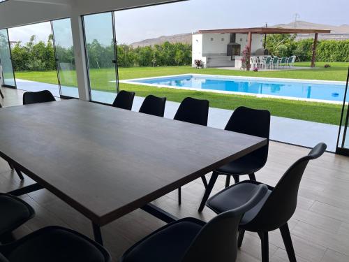 a conference room with a table and chairs and a pool at Casa de Campo VIP San Andrés in San Andrés