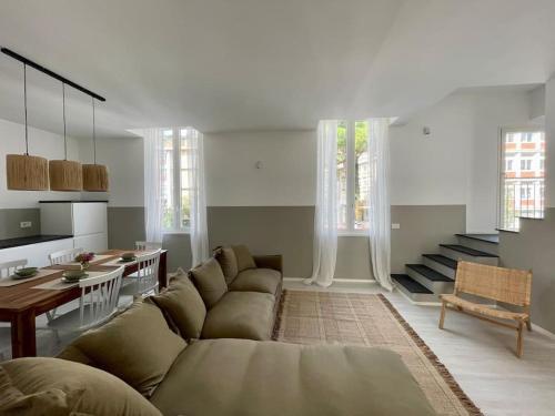 a living room with a couch and a table at Luminoso, appena ristrutturato in Santa Margherita Ligure