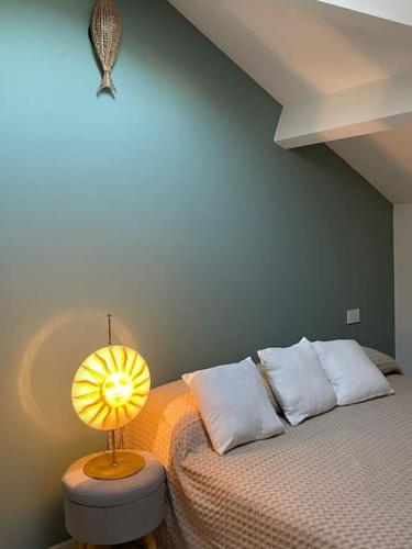 a bedroom with a bed with a lamp on it at Luminoso, appena ristrutturato in Santa Margherita Ligure
