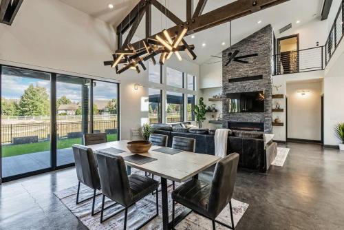 a dining room with a table and chairs at Hot Tub Minutes 2 ParkCity & Jodanelle Pets are Allowed in Francis