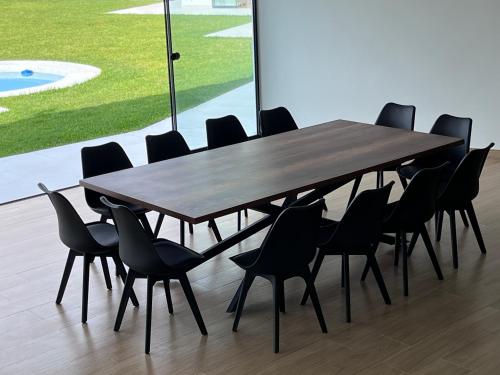 a wooden table and chairs in a room at Casa de Campo VIP San Andrés in San Andrés