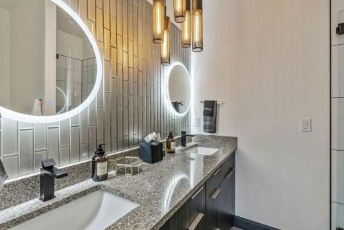 a bathroom with two sinks and a large mirror at Hot Tub Minutes 2 ParkCity & Jodanelle Pets are Allowed in Francis