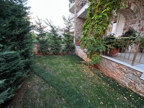 a yard next to a brick building with a christmas tree at Air Suite in Spáta
