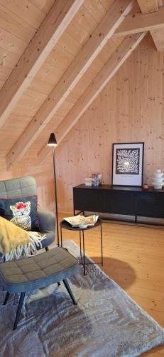 un salon avec un canapé et une table dans l'établissement Odenwald-Lodge mit Infrarotsauna und E-Ladestation im Naturpark Odenwald "Haus Himmelblau", à Reichelsheim