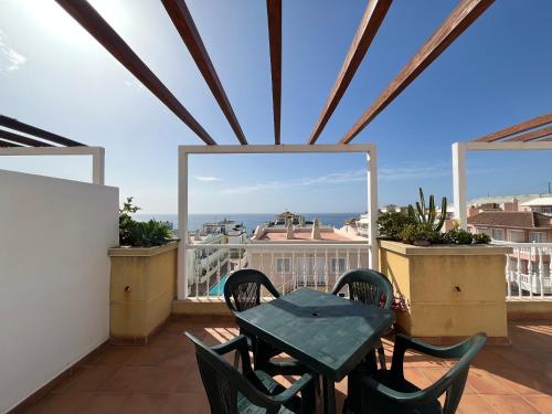 Un patio con una mesa y sillas en un balcón. en Donde Zenojal Puerto Naos, en Puerto Naos