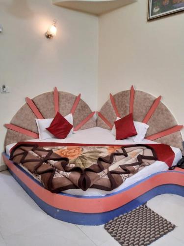 Hotel Amar palace pachmarhiにあるベッド