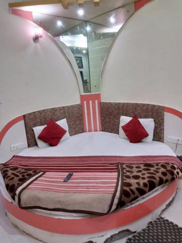 Hotel Amar palace pachmarhiにあるベッド
