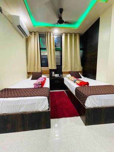 Postel nebo postele na pokoji v ubytování Swagatam Hotel Makhan Bhog