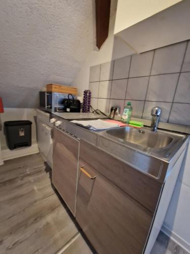 Haus Saarburg Innenstadt Bleser Appartementsにあるキッチンまたは簡易キッチン