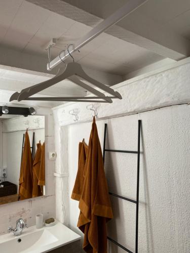 une salle de bain avec un lavabo et un miroir dans l'établissement Cassis - Très beau studio climatisé à côté du port, à Cassis