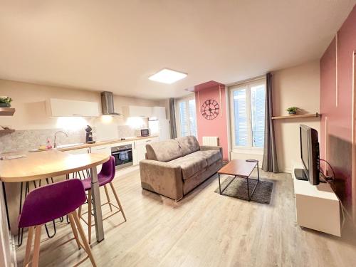 un salon avec un canapé et une table dans l'établissement LE MONTAIGNE - Wifi fibre- Coeur du centre ville-PROPERTY RENTAL NM, à Périgueux