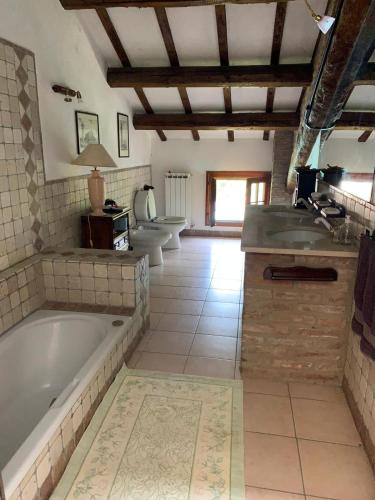 Η κουζίνα ή μικρή κουζίνα στο Stanze in villa con parco e piscina