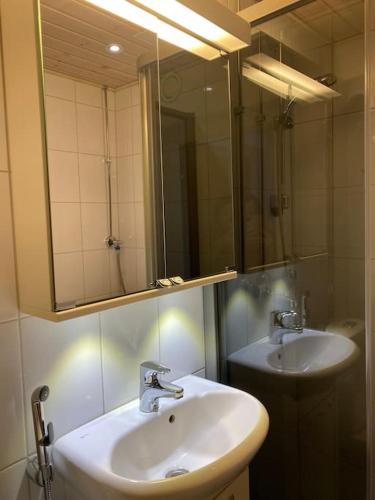 Ένα μπάνιο στο Turku cetral retro apartment 119m2 with AC