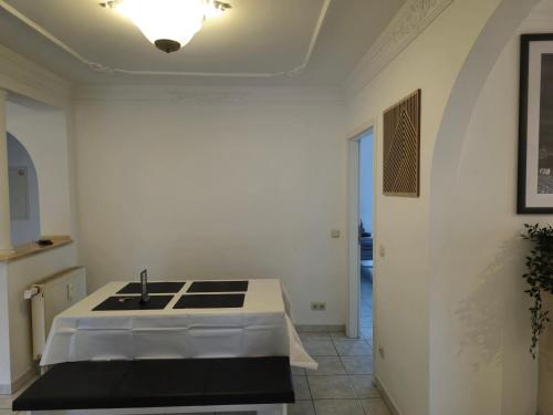 a kitchen with a stove top in a room at Parkplätze, Einzelbetten, 2 Balkone, fast Wi-Fi 100 Mbit, Homeoffice, Aufzug, lichtdurchflutet, Panoramablick in Erlensee
