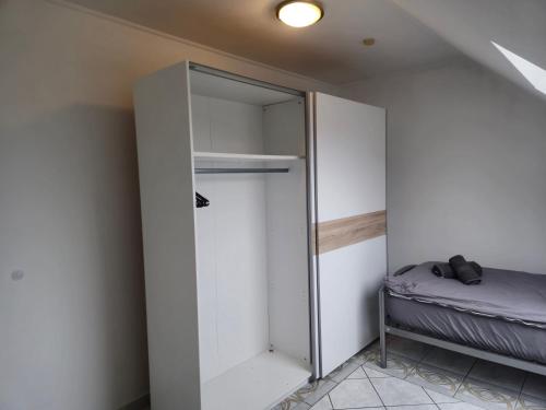 a room with a closet with a bed in it at Parkplätze, Einzelbetten, 2 Balkone, fast Wi-Fi 100 Mbit, Homeoffice, Aufzug, lichtdurchflutet, Panoramablick in Erlensee