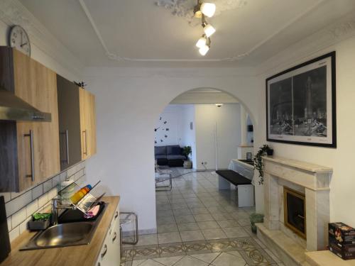 a kitchen and living room with a sink and a fireplace at Parkplätze, Einzelbetten, 2 Balkone, fast Wi-Fi 100 Mbit, Homeoffice, Aufzug, lichtdurchflutet, Panoramablick in Erlensee