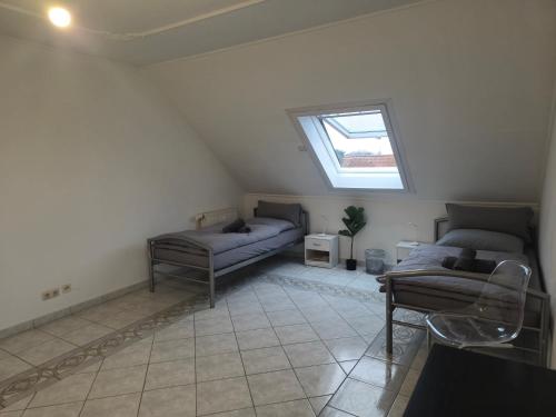 a living room with two beds and a window at Parkplätze, Einzelbetten, 2 Balkone, fast Wi-Fi 100 Mbit, Homeoffice, Aufzug, lichtdurchflutet, Panoramablick in Erlensee