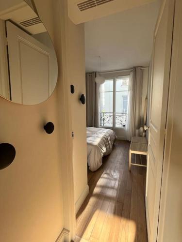 une chambre avec un lit et une fenêtre dans l'établissement Appartement Paris 15 Porte de Versailles, à Paris