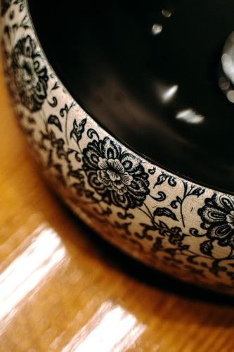 a black and white vase sitting on a table at Apartament Madlen Art in Olecko
