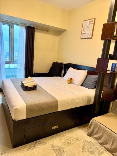 a bedroom with a large bed in a room at Modern & Cozy Homey Condo in Avida Riala Towers Cebu City IT Park T1 in Cebu City