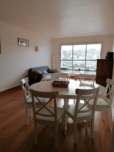 un salon avec une table et des chaises dans l'établissement Grand appartement avec vue - Plage à pied, à Saint-Jean-de-Luz