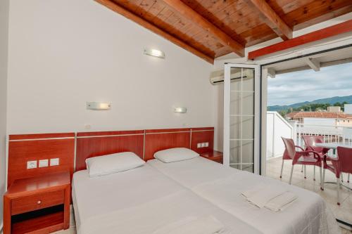 Ένα ή περισσότερα κρεβάτια σε δωμάτιο στο Canadian Hotel 
