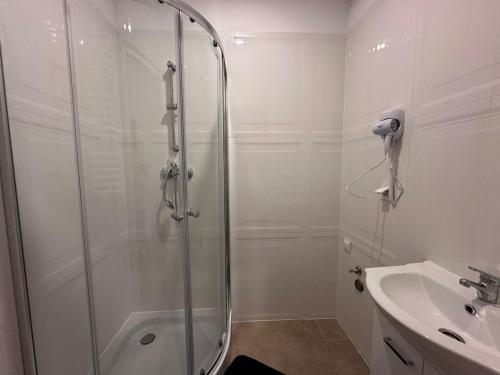 un baño con ducha y lavabo en Apollo 56, en Poznan