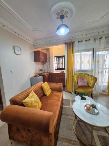 Гостиная зона в Happy Holidays studios meublés à Yaoundé Nkozoa non loin du stade Olembé