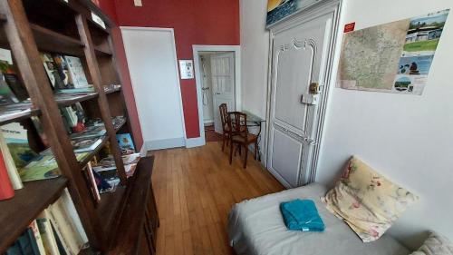 un salon avec un canapé et une table dans l'établissement L'Etape KERISA, à Châteaumeillant