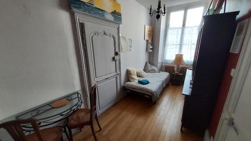 un salon avec un canapé et une chaise dans l'établissement L'Etape KERISA, à Châteaumeillant