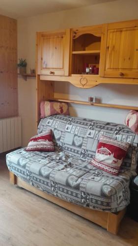 une chambre avec un lit avec des oreillers dessus dans l'établissement Appartement vu sur la montagne, à Le Biot