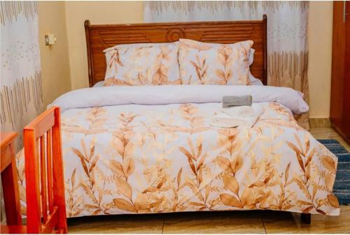 een bed met een wit dekbed erop bij Cozy home in Morogoro in Morogoro