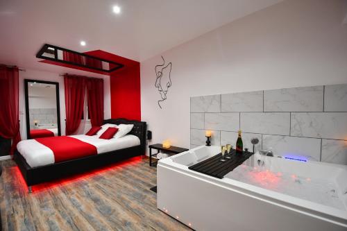 Postel nebo postele na pokoji v ubytování L'Arena - Love Room, Jacuzzi