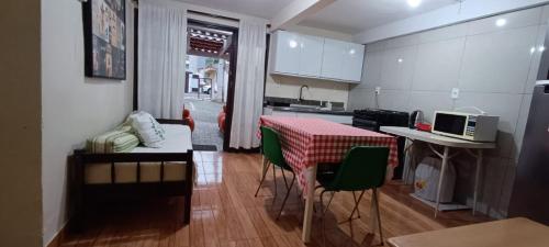 Dapur atau dapur kecil di Apartamento térreo com ar condicionado e 2 suítes bem localizado